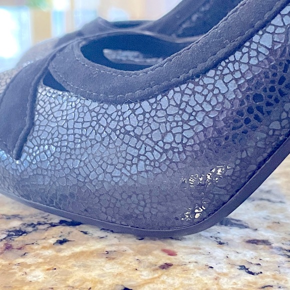 BCBGeneration Crackle Finish Suede Platform Peeptoe Pumps Navy/Black 8M NWOT - Picture 13 of 15